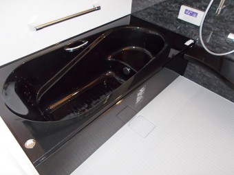 ブラックの落ち着いたバスルームにLIXILアライズ Zタイプ